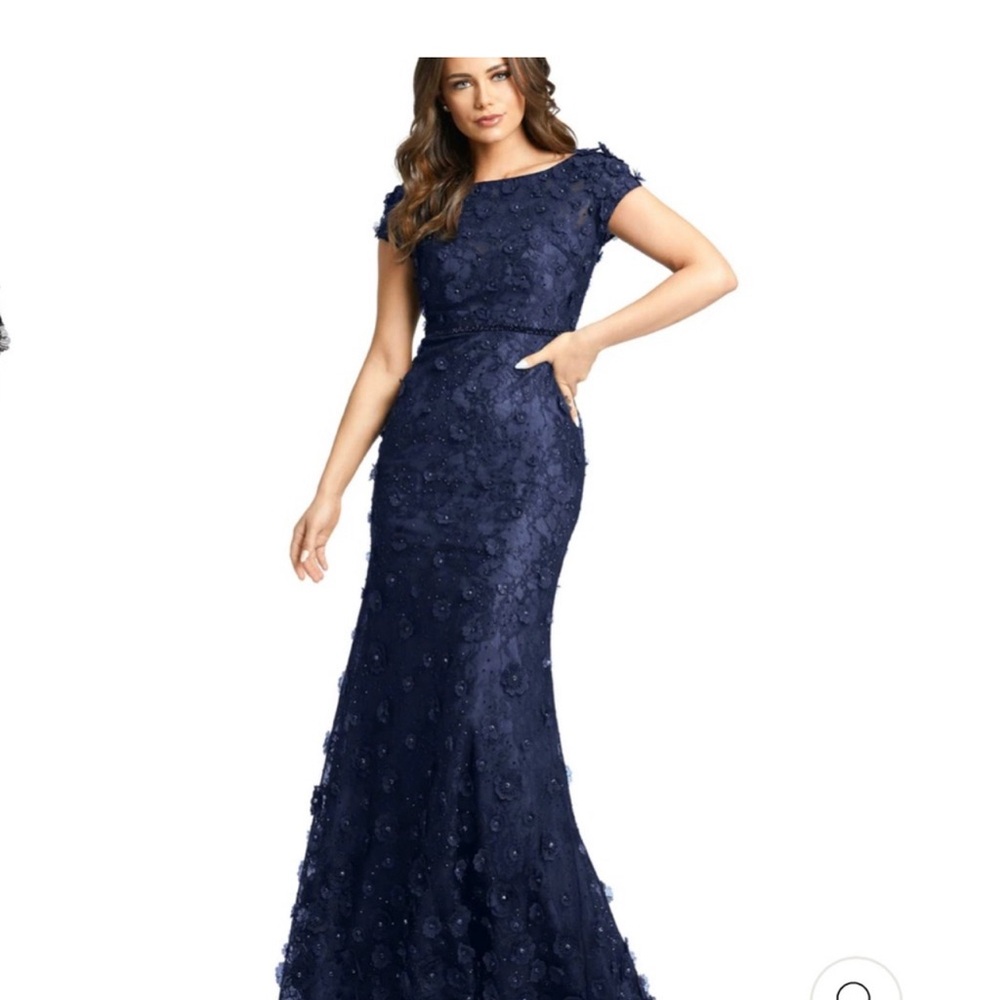 New with Tags! Mac Duggal FLORAL APPLIQUE BOAT NECK SHORT SLEEVE GOWN